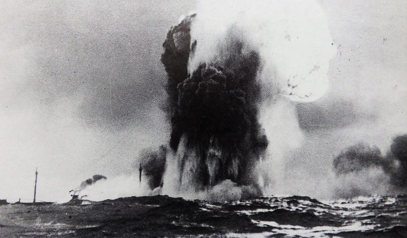 Взрыв голландского транспорта «Bennekom», торпедированного немецкой подлодкой «U-96». Октябрь 1941 г. 