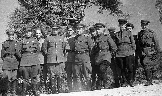 Генерал-лейтенант Петров, командующий Северо-Кавказским фронтом, среди офицеров штаба фронта. Сентябрь, 1943 г. 