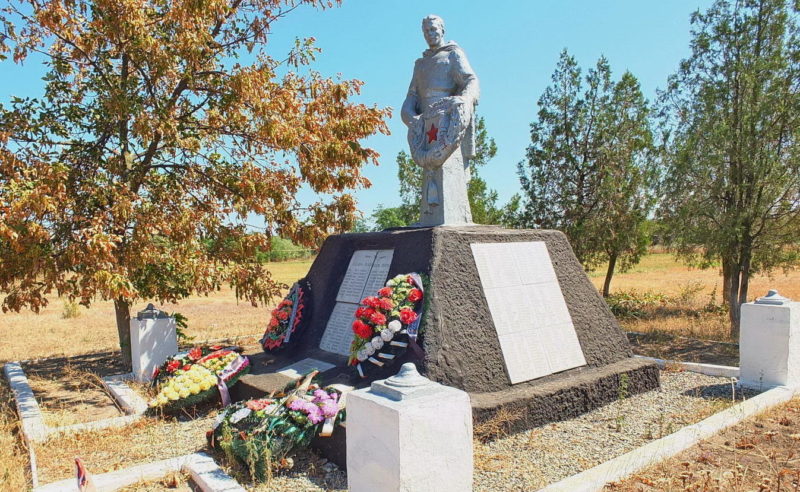 г. Азов. с. Семибалки. Памятник, установленный на братской могиле воинов, погибших в годы войны.