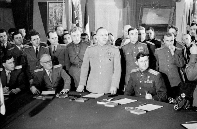В. Д. Соколовский (сидит крайний справа) при принятии Жуковым акта капитуляции Германии. 8 мая 1945 г.