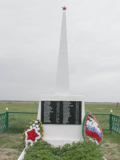 х. Спорный Веселовского р-на. Памятник, установленный на братской могиле, в которой похоронено 75 советских воинов, погибших при освобождении хутора в январе 1943 года.