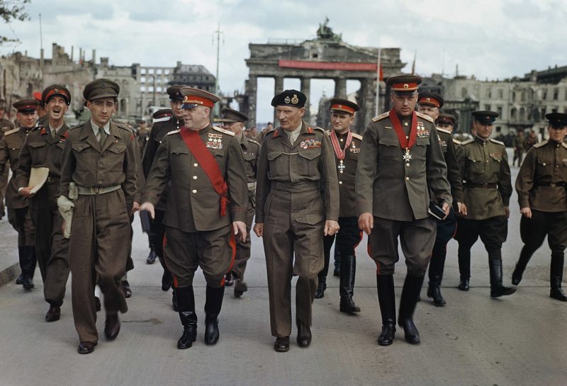 Фельдмаршал Монтгомери наградил Соколовского (на заднем плане) крестом рыцаря ордена Британской империи военного класса. Берлин, у Бранденбургских ворот. 12 июля 1945 г.