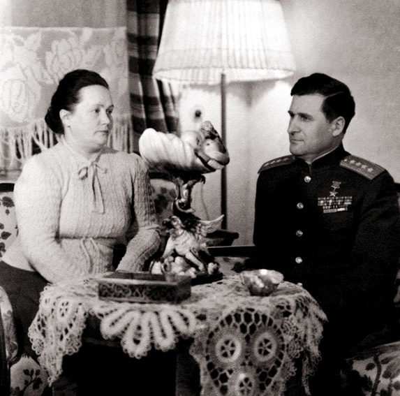 Генерал армии Соколовский с женой. 1945 г.