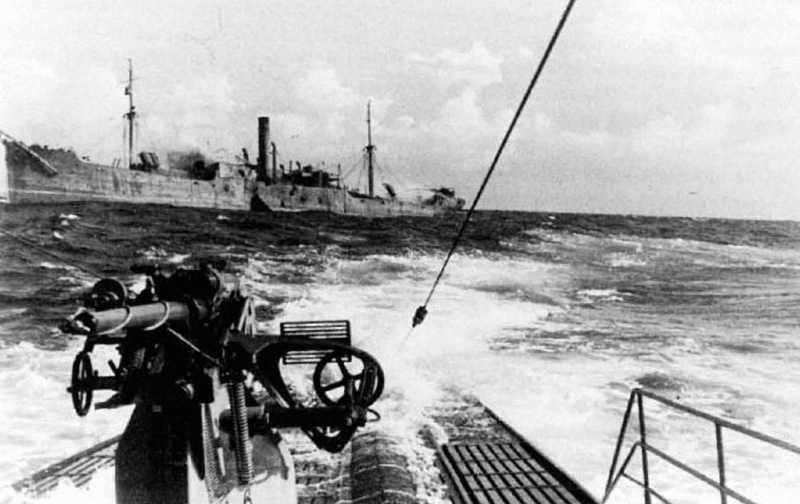 Немецкая подлодка «U-123» отходит от тонущего транспорта, пораженного огнем палубного 105-мм орудия лодки. 1942 г. 