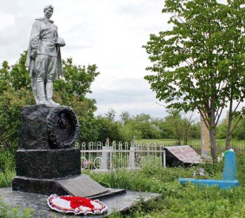 х. Цугейкин Веселовского р-на. Воинское кладбище, где захоронены советские воины.