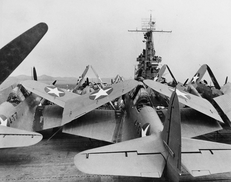 Торпедоносцы «Douglas TBD-1 «Devastator» со сложенными крыльями на палубе авианосца «Ranger». 1942 г. 