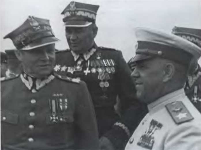 Маршалы Жуков, Рокоссовский и Поплавский на варшавском аэродроме. 1945 г.