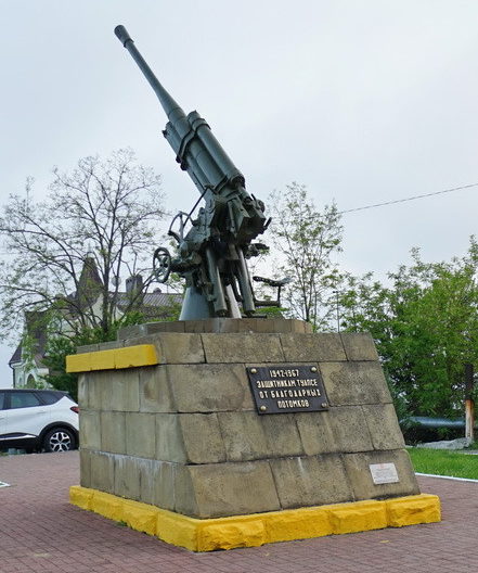 г. Туапсе. Памятник - 85-мм зенитная пушка, установленный на Горке артиллеристов в честь воинов 574-го зенитно-артиллерийского полка. 