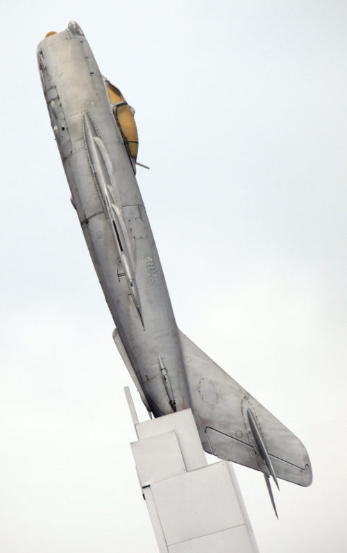 Навершие стелы - самолет Миг-15.