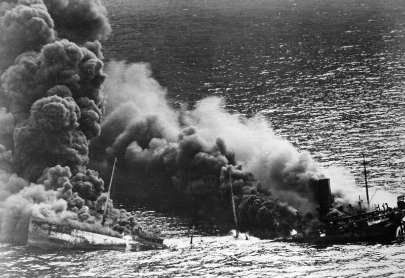 Американский танкер «Dixie Arrow», торпедированный немецкой подлодкой «U-71». Март 1942 г.