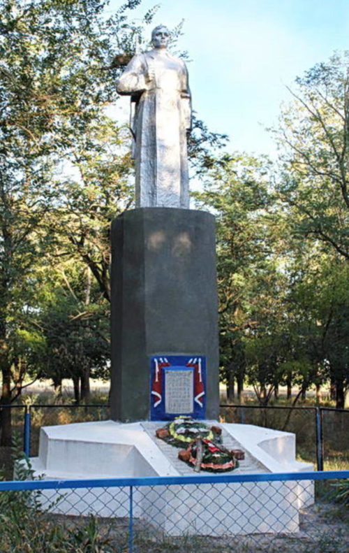 х. Майкопский Зимовниковского р-на. Памятник, установленный на братской могиле, в которой похоронено 24 советских воина.