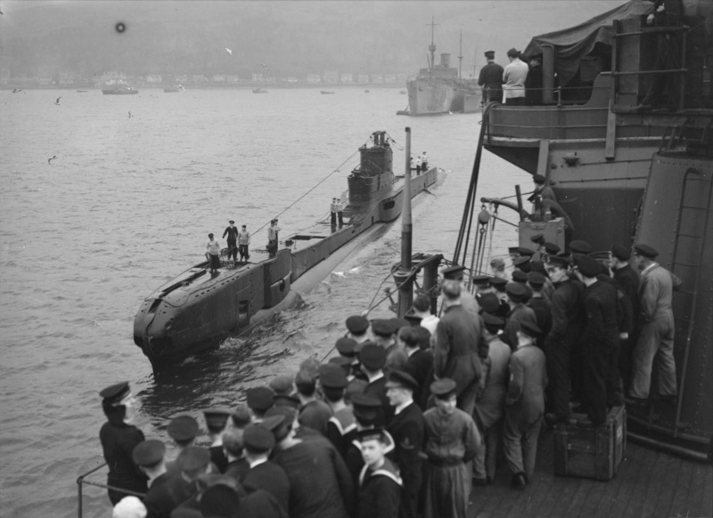 Возвращение британской подлодки «Trident» из похода на базу в заливе Холи-Лох. Март 1942 г. 