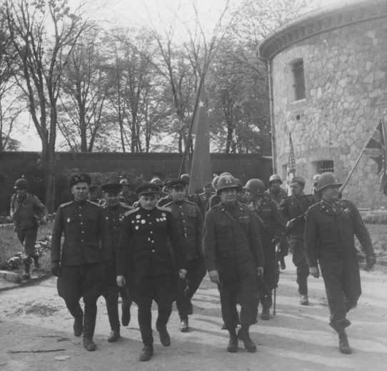 Командир 58-й стрелковой дивизии генерал-майор В.В. Русаков и командир 69-й пехотной дивизии 1-й американской армии Эмиль Райнхард. 25 апреля 1945 г.