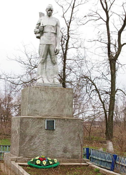 х. Марченков Зимовниковского р-на. Братская могила воинов, павших в январе 1943 года.