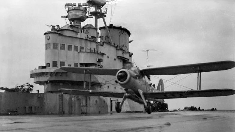 Торпедоносец «Fairey Albacore» на палубе авианосца «Victorious». Март 1942 г.