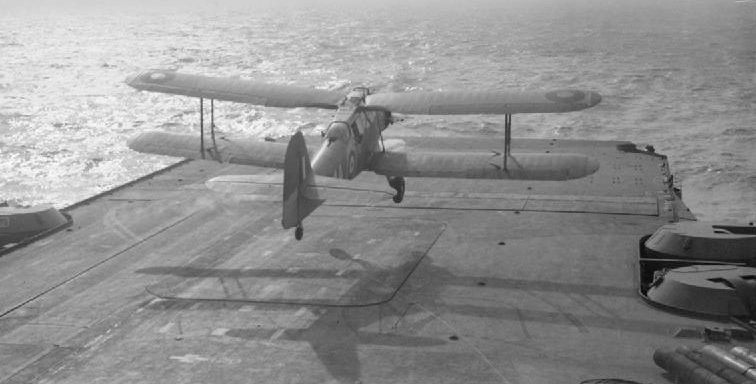 Торпедоносец «Fairey Albacore» взлетает с авианосца «Victorious». Март 1942 г.