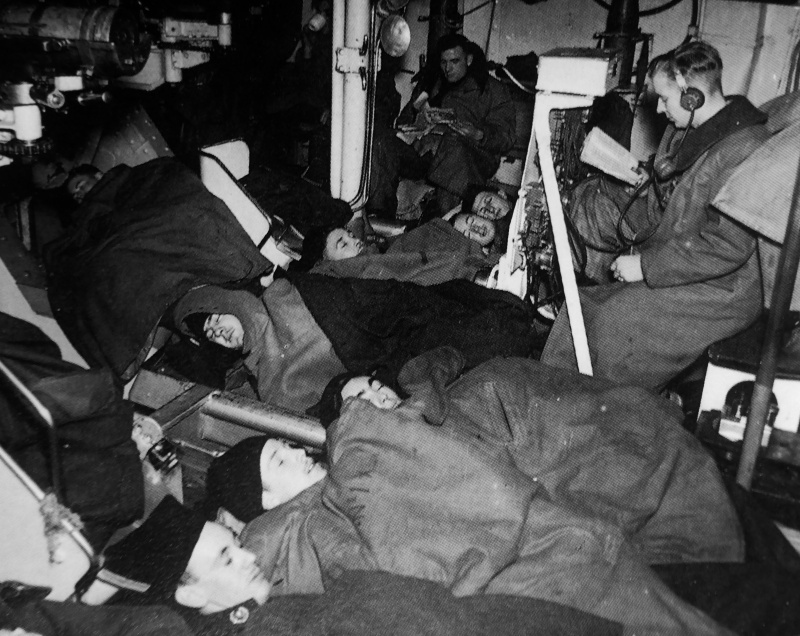 Матросы британского легкого крейсера «Sheffield», спящие в орудийной башне. 1942 г.