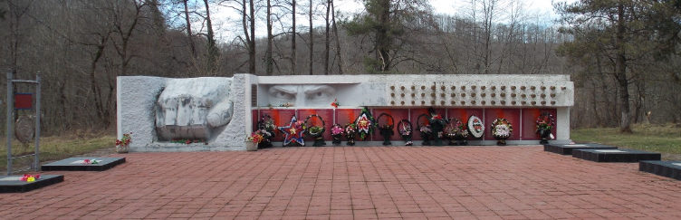 с. Шаумян Туапсинского р-на. Мемориальный комплекс «Пядь земли», установленный в честь воинов-защитников Шаумянского перевала.