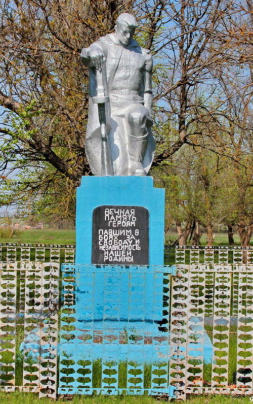 х. Нововеселый Зимовниковского р-на. Братская могила, в которой захоронен 71 воин, погибший в годы войны.