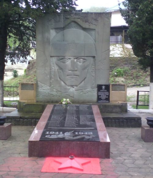 п. Шепси Туапсинского р-на. Памятник у здания СОШ № 20, установленный на братской могиле советских воинов, погибших в боях с фашистскими захватчиками.