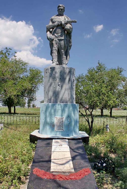х. Новолодин Зимовниковского р-на. Памятник, установленный на братской могиле, в которой похоронено 128 советских воинов, погибших в боях января 1943 года. 