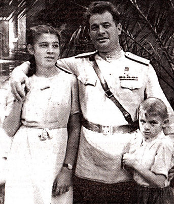 Генерал-лейтенант Черняховский с семьей. 1943 г.
