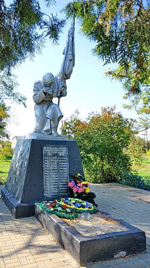 п. Дорожный Аксайского р-на. Памятник, установленный на братской могиле, в которой похоронено 170 воинов, в т.ч. 155 неизвестных, погибших в боях за хутор во время войны.