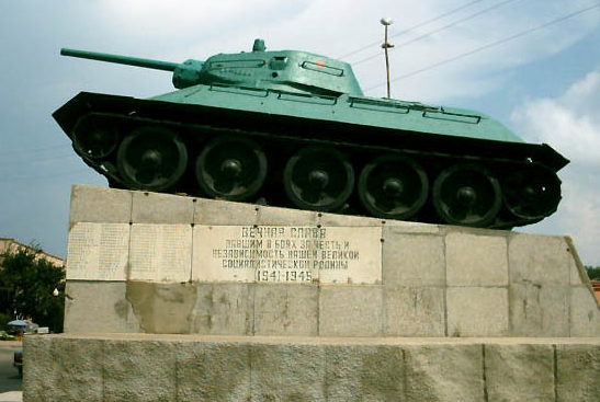 ст-ца. Тамань Темрюкского р-на. Памятник-танк Т-34, установленный в честь советских воинов, принимавших участие в освобождении Тамани. 