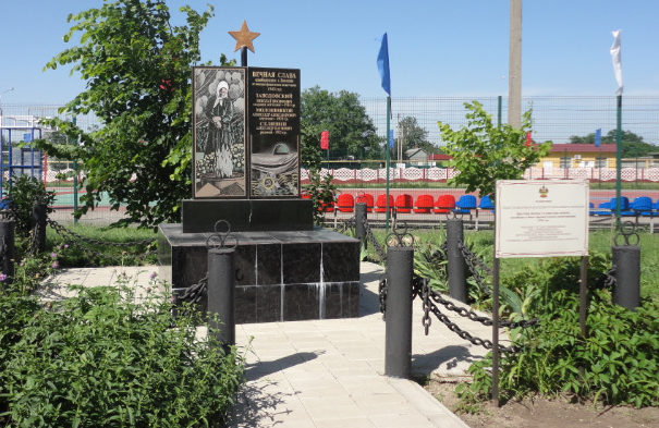 с. Коноково Успенского р-на. Памятник на территории МОУ СОШ №4, установленный на братской могиле, в которой похоронено 3 советских воина.