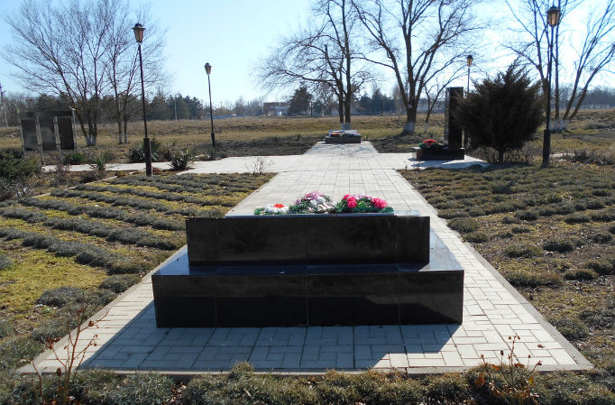п. Таманский Темрюкского р-на. Братская могила, в которой похоронен 41 советский воин.