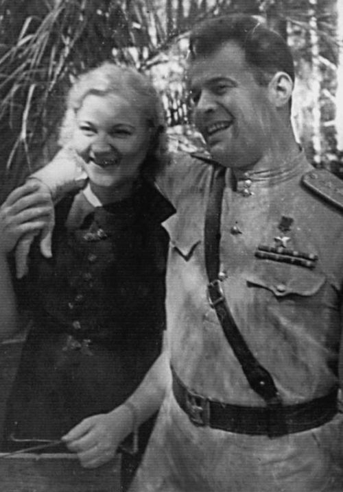 Генерал-полковник Черняховский с женой. 1944 г.