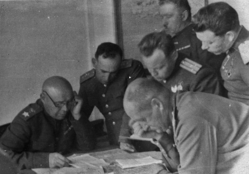 С.К. Тимошенко, К.Н. Леселидзе, И.Е. Петров. 1943 г.