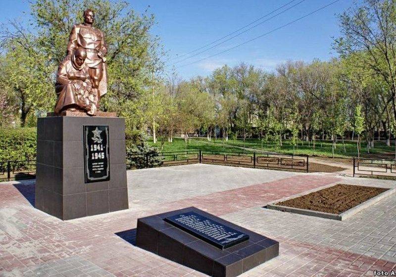 г. Волгодонск с. Старо-Соленое. Памятник, установленный в 2010 году на братской могиле советских воинов. Скульптор Е.Е. Дердиященко.