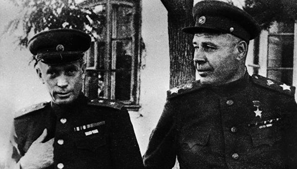 Маршал Советского Союза Семен Тимошенко и командующий 37-й армией генерал-лейтенант Михаил Шарохин в освобожденном городе Суклея. Молдавия. 1944 г. 