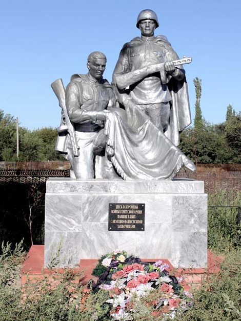 ст-ца. Большовская Волгодонского р-на. Памятник, установленный на братской могиле, в которой похоронено 7 советских воинов. 