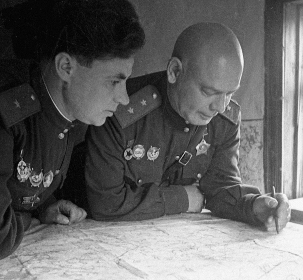 Генерал-лейтенант Н.П. Пухов и член военного совета М.А. Козлов на КП 13-й армии. 1943 г.