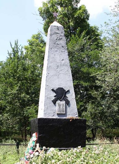 х. Харьковский Зимовниковского р-на. Братская могила, в которой похоронено 33 советских воинов, погибших в начале января 1943 года. 