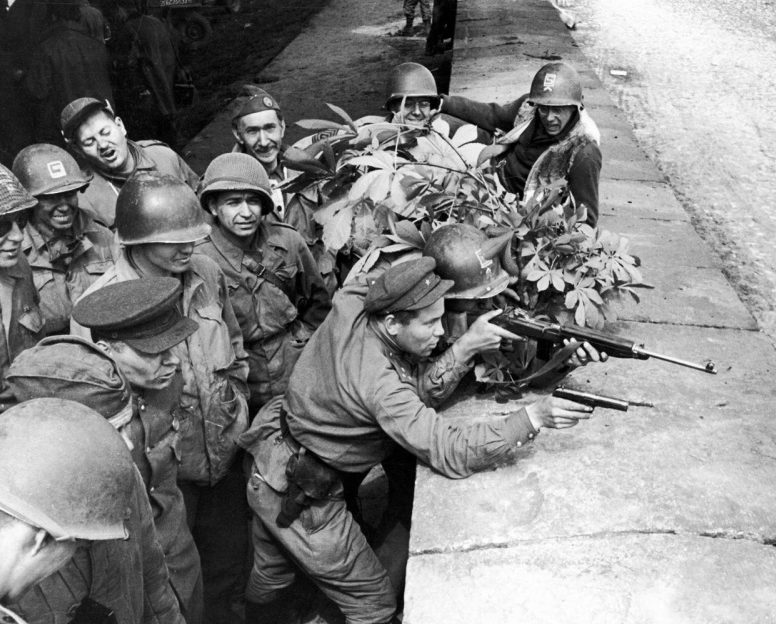 Соревнование в стрельбе между союзниками. 25 апреля 1945 г.