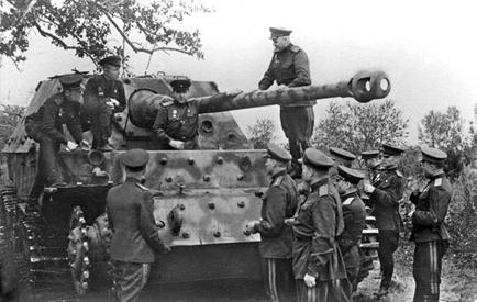 Н.П. Пухов осматривает подбитый немецкий танк Т-VI «тигр». 1943 г.