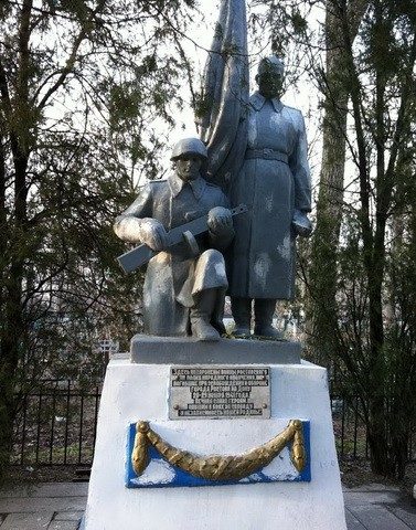 Памятник советским воинам на Братском кладбище. 