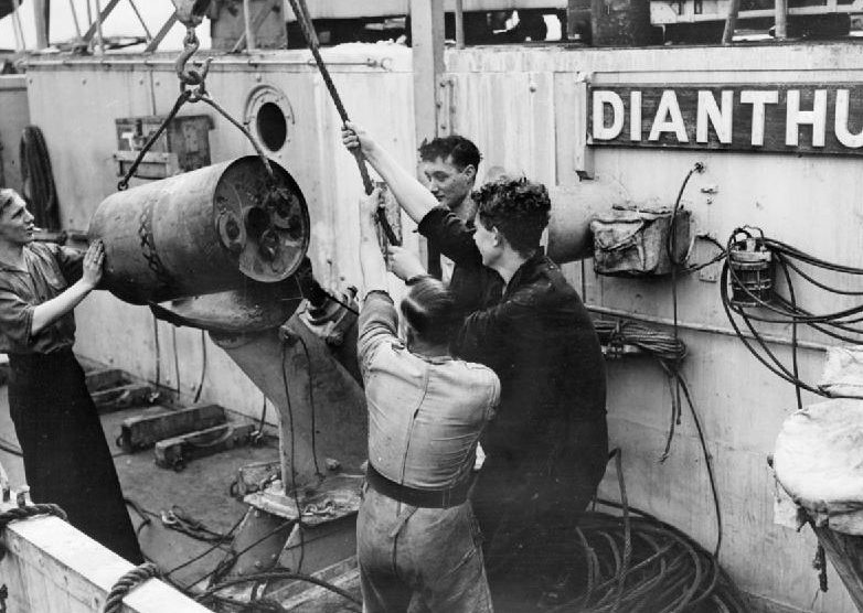 Снаряжение бомбомета глубинной бомбой на борту корвета «Dianthus». Август 1942 г.