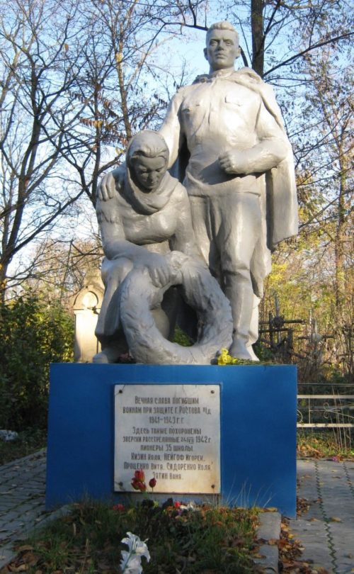 Памятник пионерам на братском кладбище, казненных фашистами 24 июля 1942 года. Он представляет собой постамент, на котором солдат утешает скорбящую мать.