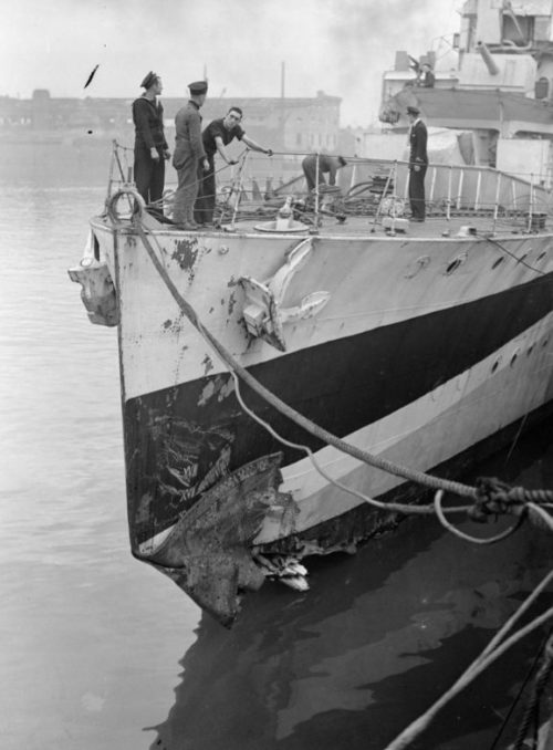 Поврежденный британский эсминец «Viscount» после тарана немецкой подлодки «U-661». Октябрь 1942 г.