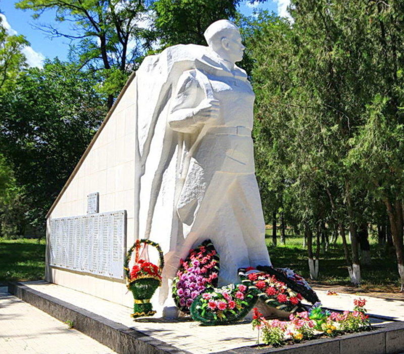 Памятник с памятной стелой.