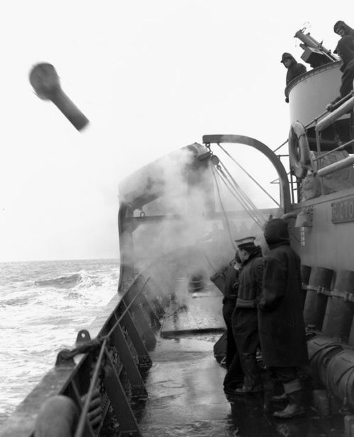 Запуск глубинной бомбы с корвета «Pictou. Ноябрь 1942 г.