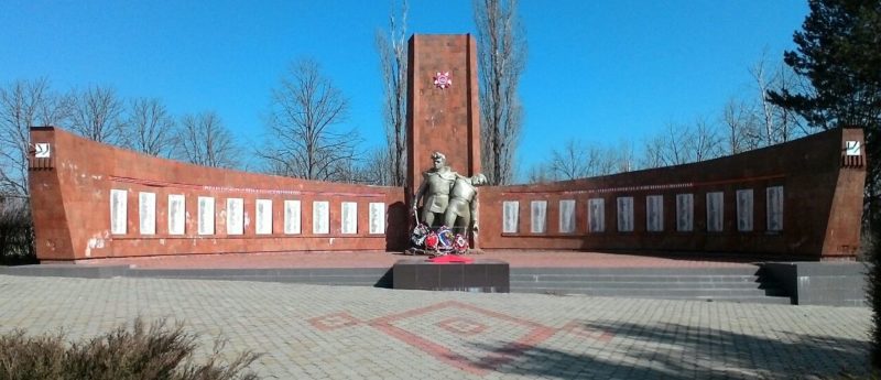 х. Братский Усть-Лабинского р-на. Мемориал землякам, погибшим в годы войны.