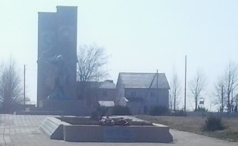 ст-ца. Воронежская Усть-Лабинского р-на. Памятник в парке Победы, установленный на братской могиле, в которой похоронено 57 советских воинов.