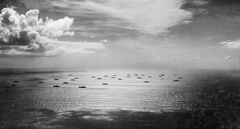 Конвой союзников в Касабланку направляется через Атлантику. Ноябрь 1942 г.