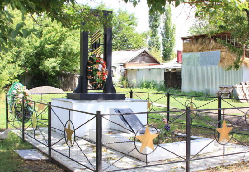 п. Кагальничек. Памятник, установленный на братской могиле, в которой похоронено 117 советских воинов, в т.ч. 103 неизвестных, погибших при освобождении хутора 2 февраля 1943 года.