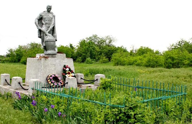 х. Арпачин Багаевского р-на. Братская могила советских воинов.